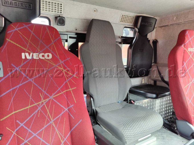 Ansicht Beifahrerseite mit Mittelsitz