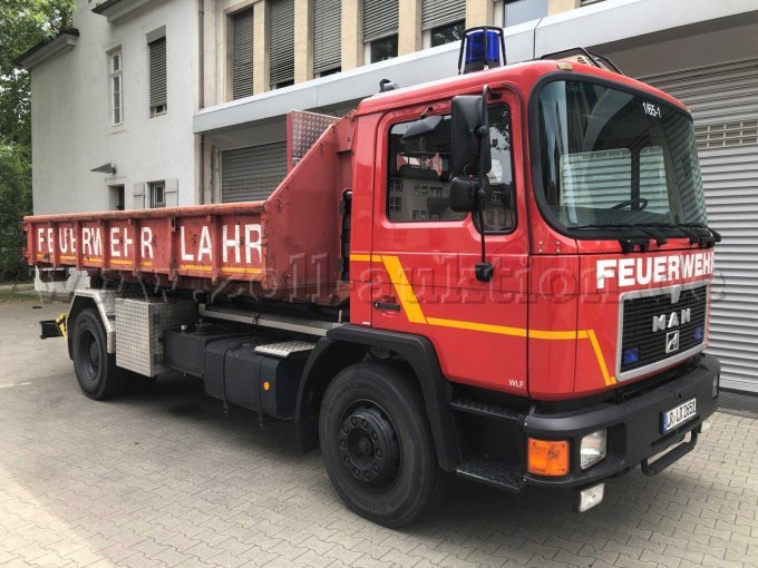 Beifahrerseite schräg mit Abrollcontainer