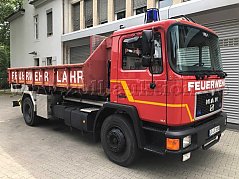 Beifahrerseite schräg mit Abrollcontainer