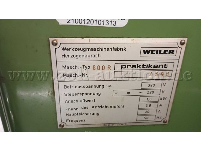 Plakette der Maschine mit Herstellernamen, Maschinen-Typ und Nummer sowie den technischen Eckdaten.