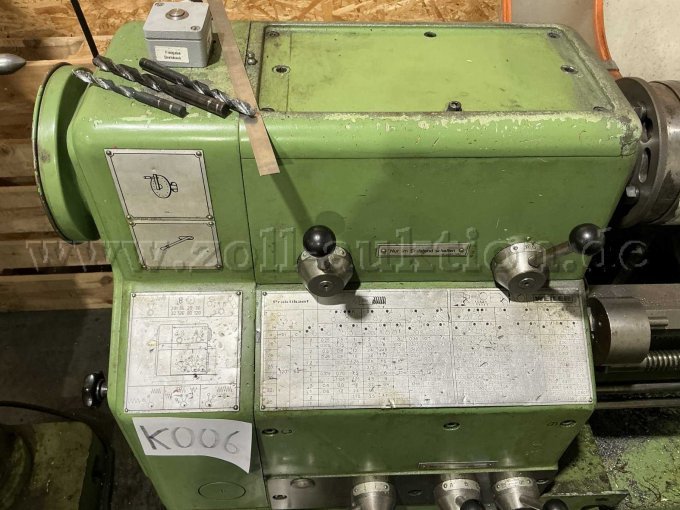 Nahaufnahme des Einstellbereichs der Maschine mit Plaketten, auf denen die einzelnen Hebelpositionen zur Bedienung bildlich aufgeführt sind. Auch hier sind Kratzer und Abnutzungsspuren zu erkennen.