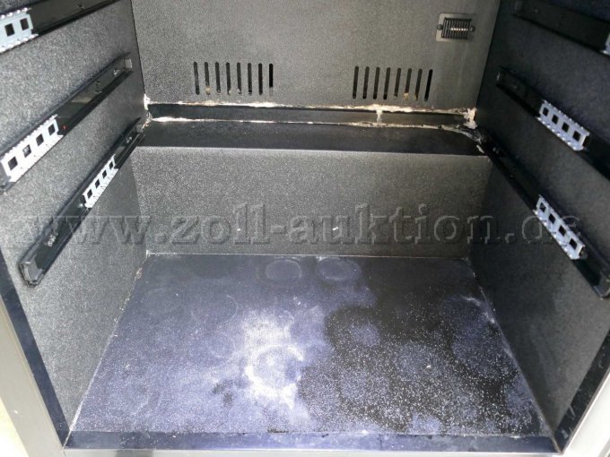 weiße Ablagerungen am Boden und an der Rückwand innen