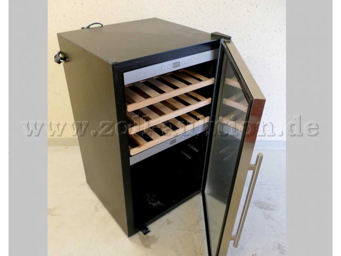 seitliche Ansicht mit geöffneter Tür