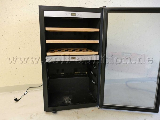 Vorderansicht mit geöffneter Tür