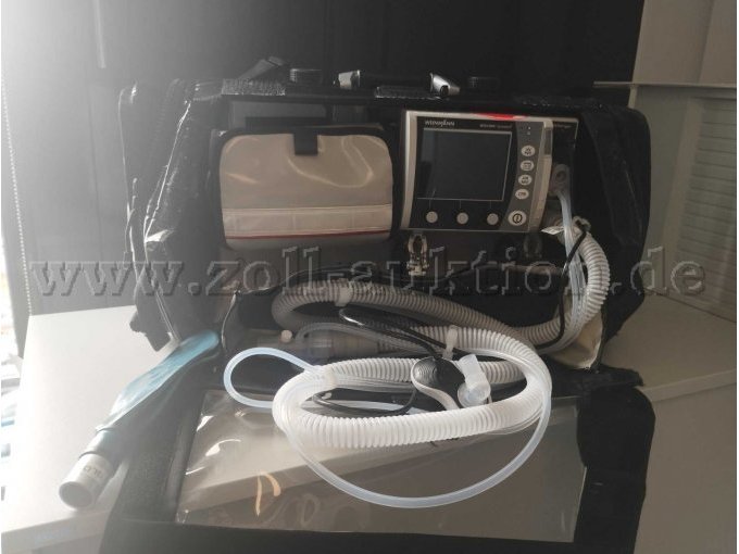 Medumat Standard2 auf Haltesystem montiert mit Innen-Zubehörtasche, Patientenschlauch, Testlunge in Schutztasche