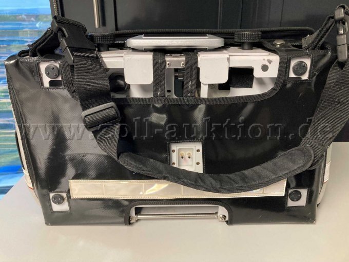 rückwärtige Ansicht mit Lackplatzern an Halteplatte