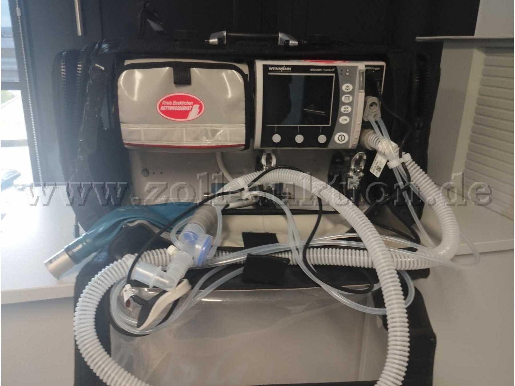 Medumat Standard2 Ansicht Gerät und Zubehör bei geöffneter Schutztasche