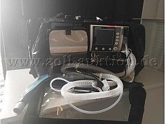 Medumat Standard2 auf Haltesystem montiert mit Innen-Zubehörtasche, Patientenschlauch, Testlunge in Schutztasche