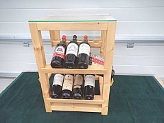 Weinregal, bestückt mit Weinflaschen
