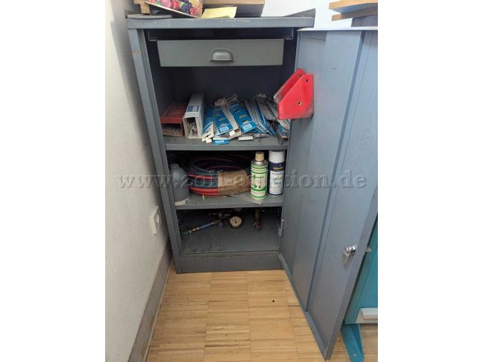 Werkstatt-Stahlschrank Vorderansicht, geöffnet, Schublade geschlossen