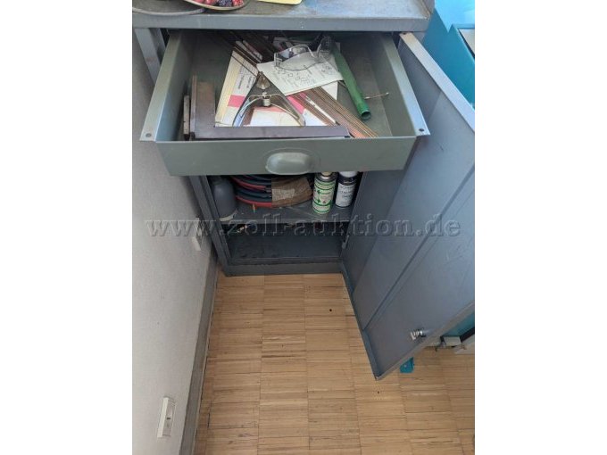 Werkstatt-Stahlschrank Vorderansicht, geöffnet, Schublade herausgezogen