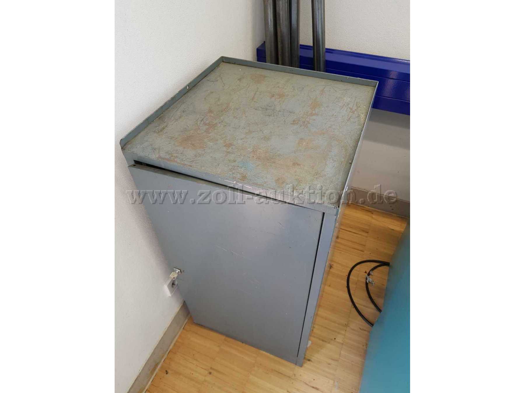 Werkstatt-Stahlschrank Draufsicht schräg, geschlossen