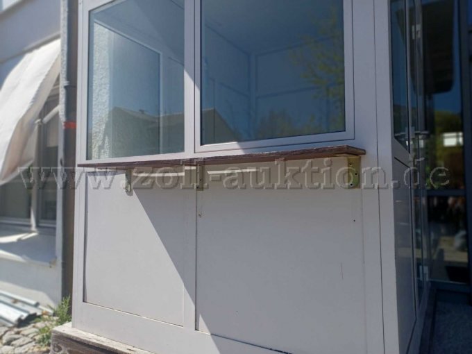 Fensterseite mit Thekenbrett