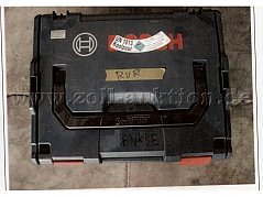 geschlossener Koffer in dunkelgrün, Fa. Bosch, Stiftnotiz im unteren Bereich, gelber Aufkleber mit RVR mittig