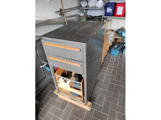 Ansicht Werkzeugschrank von vorne rechts