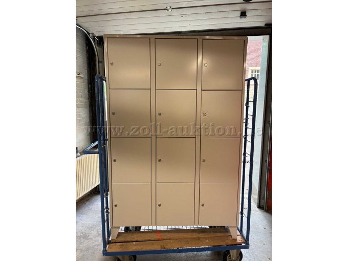 Wertfachschrank von vorne
Alle anderen auf den Fotos sichtbaren Geräte sind nicht Teil der Auktion. Wertfachschrank von vorne
Alle anderen auf den Fotos sichtbaren Geräte sind nicht Teil der Auktion.