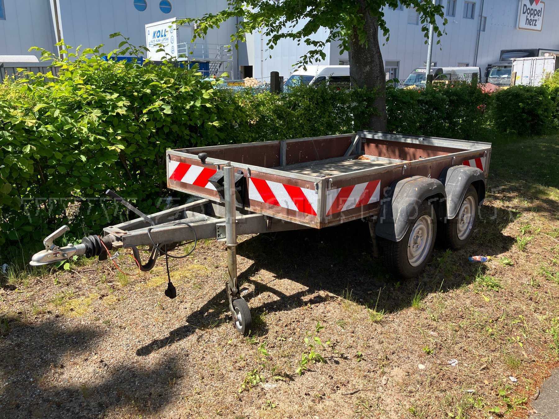 Anhänger von links vorne