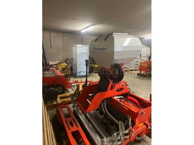 Gesamtansicht Sämaschine Terra Float Air, schräg von der Seite, Saatgutbehälter, Walze und Bürste