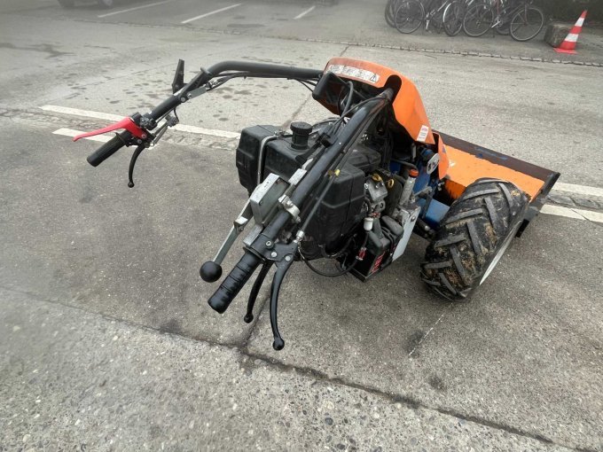 Irus Wiesenmäher
Bedienholm zur Seite verstellbar