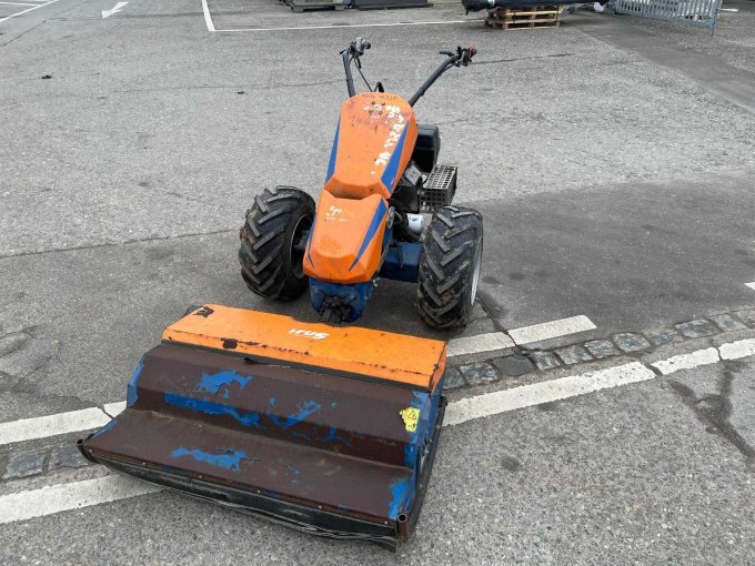 Irus Wiesenmäher Frontansicht