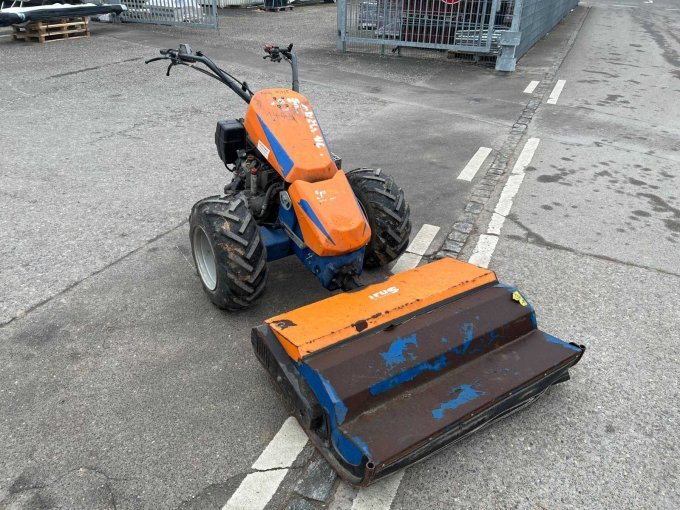 Irus Wiesenmäher Frontansicht