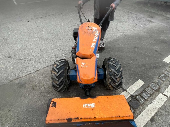 Irus Wiesenmäher Frontansicht