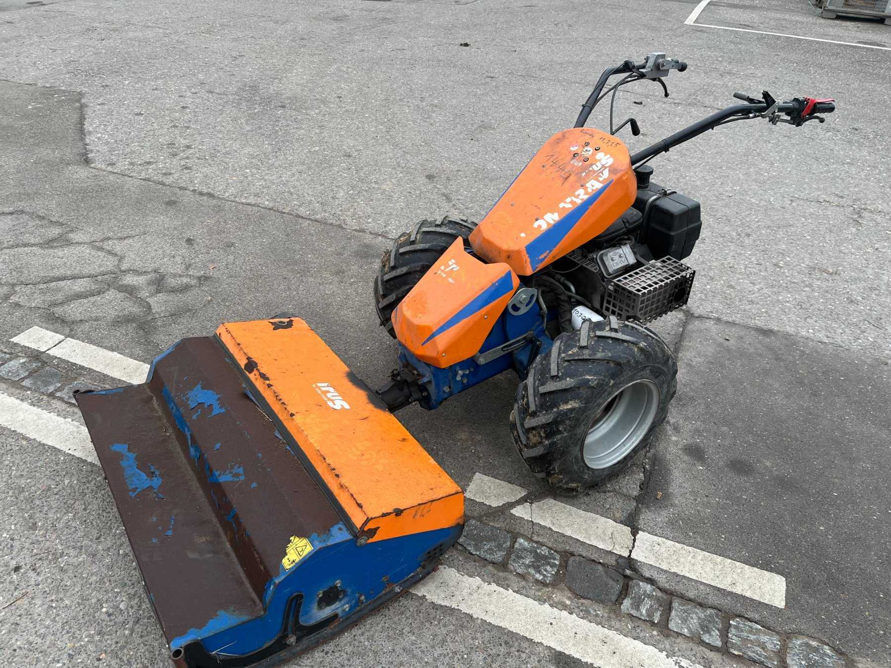 Irus Wiesenmäher Frontansicht