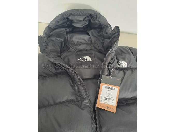 Detailansicht geöffnete Jacke mit Kragen