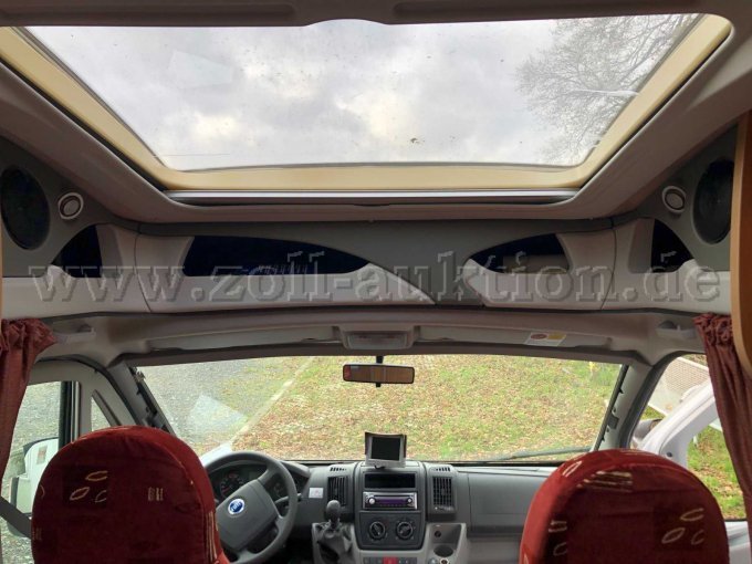 Dachluke mit Riss im linken Bereich