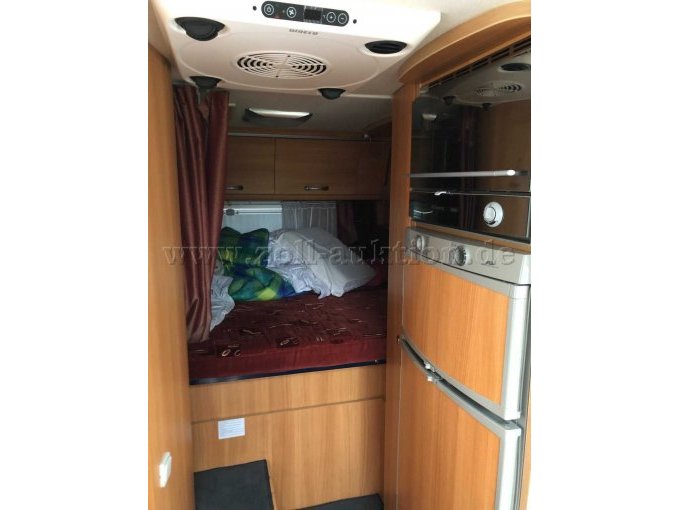 Innenraum mit höhenverstellbarem Bett