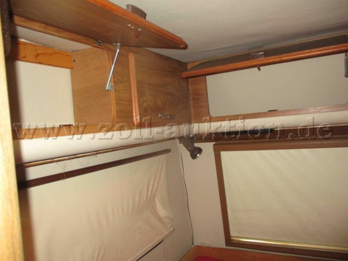 Schränke über Schlafbereich