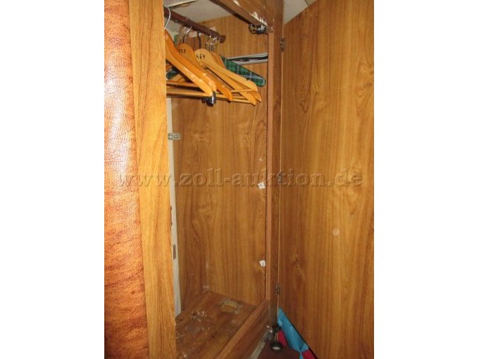 Kleiderschrank mit Kleiderbügel