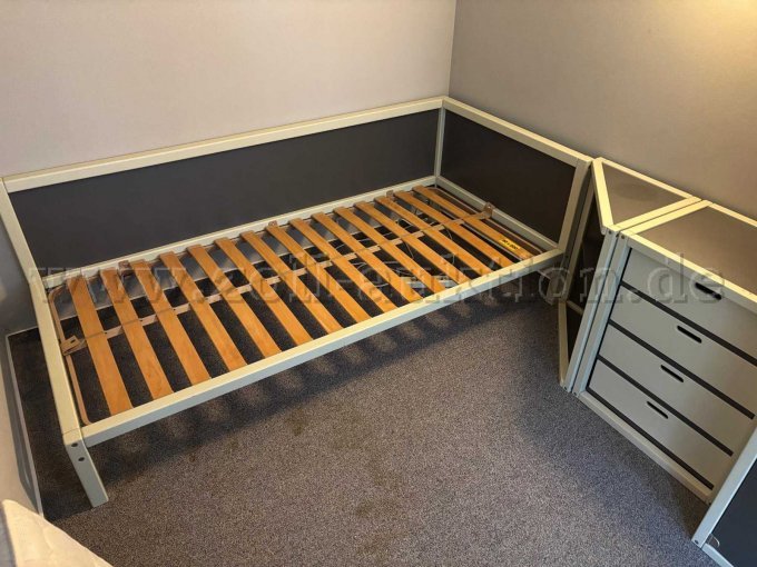 Bett inkl. Lattenrost Flötotto H74 B210 T100 Liegefläche 90x200 weiß/anthrazit und Kommode mit 4 Schubladen Flötotto H74 B60 T45 weiß/anthrazit, Offenes Regal, dreieckig Flötotto H74 B45 T45 weiß/anth