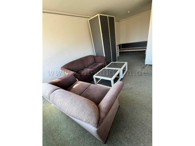 Kleiderschrank, Sofa mit Couchtisch, Bett mit Lattenrost