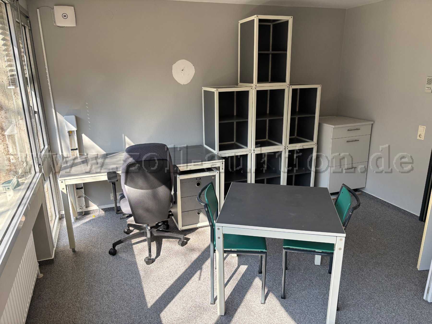 Regale, Schreibtisch mit Stuhl, Tisch mit Stühlen