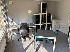 Regale, Schreibtisch mit Stuhl, Tisch mit Stühlen