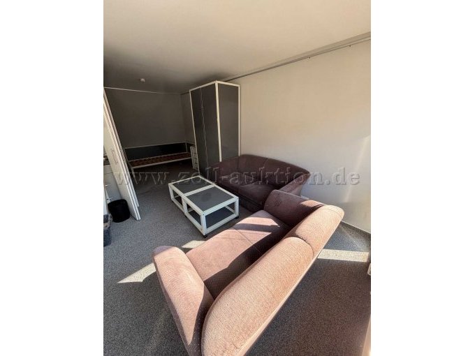 Kleiderschrank, Sofa, Bett, Tisch