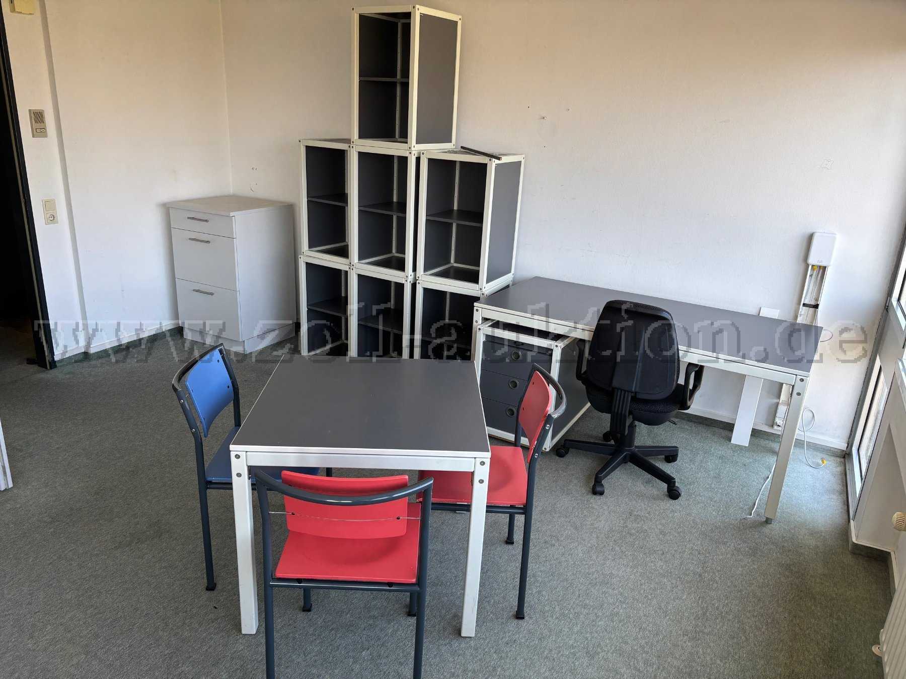 Schreibtisch,Esstisch, Stühle, Regale