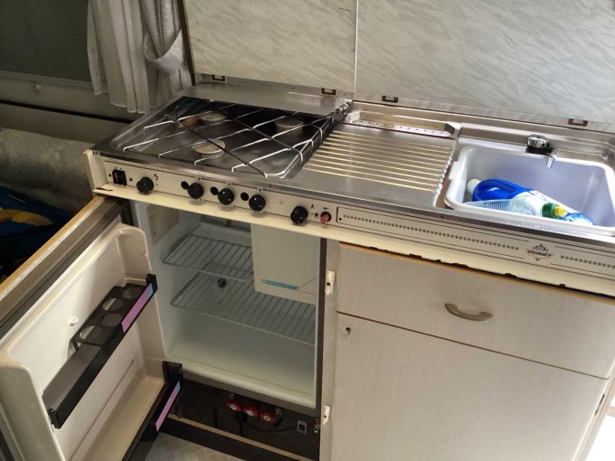 Ansicht Kühlschrank, Herd und Spüle