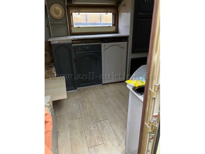Küchenbereich - mit Spüle, Kochinsel und Kühlschrank