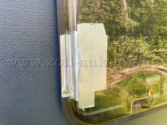 undichtes Fenster mit Klebeband versehen.