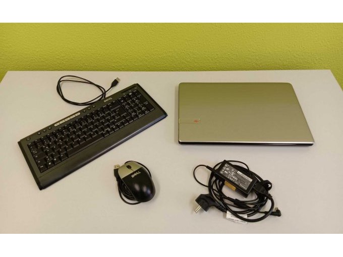 Laptop mit Zubehör