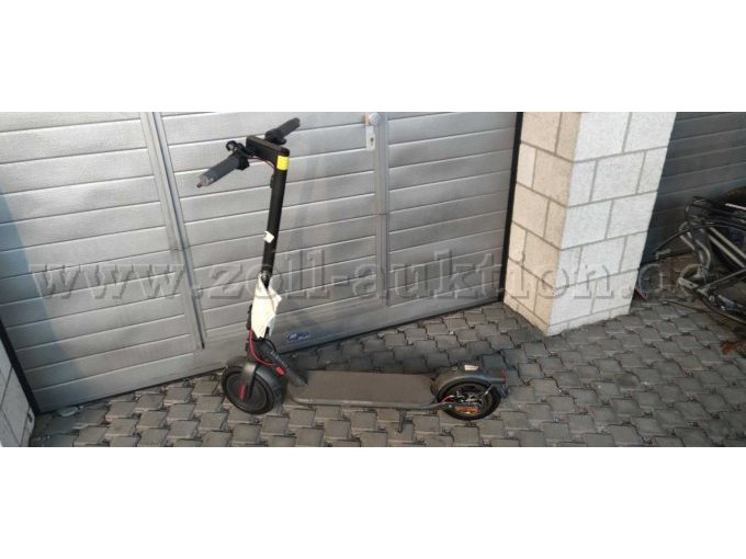 E-Scooter in der Totale von links