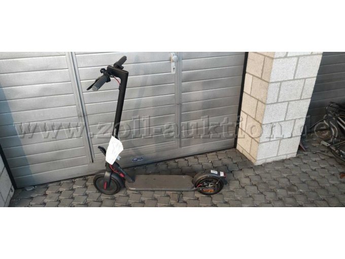 E-Scooter Xiaomi in der Totale von links