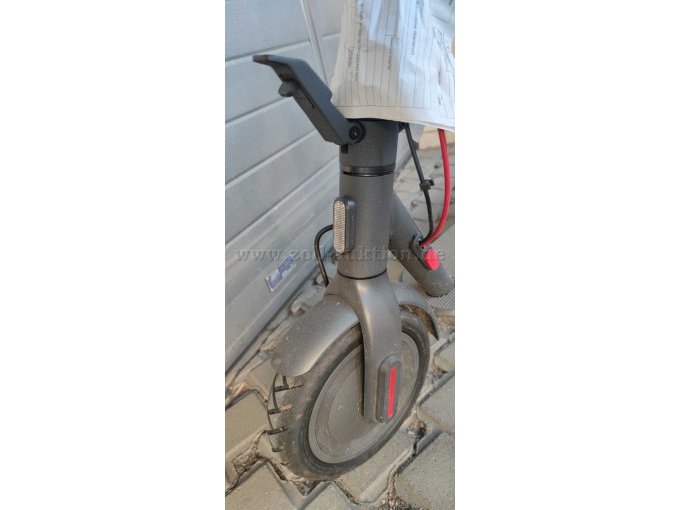 E-Scooter Xiaomi Nahaufnahme des Vorderrades von vorne links