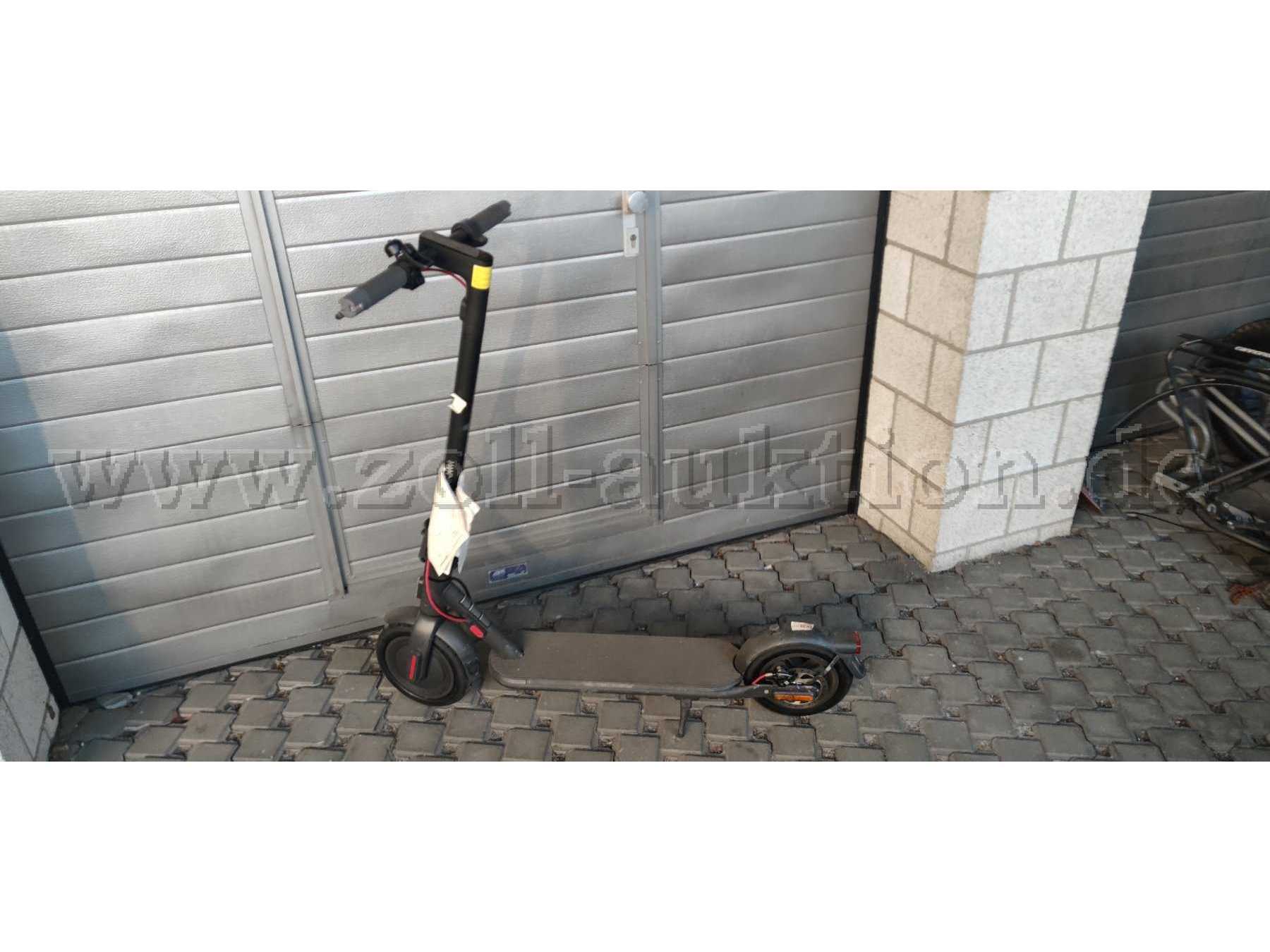 E-Scooter in der Totale von links