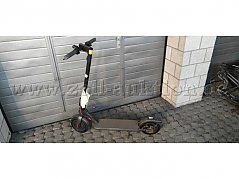 E-Scooter in der Totale von links