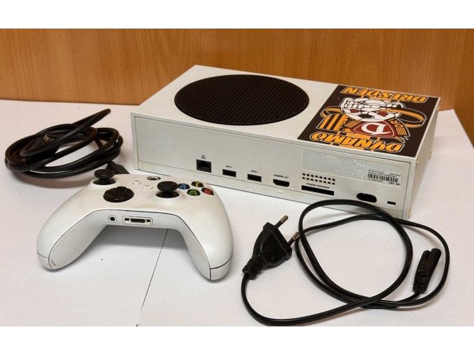 Xbox mit Controller und 2 Kabeln Xbox mit Controller und 2 Kabeln