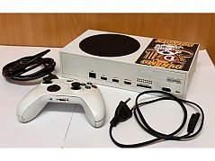 Xbox mit Controller und 2 Kabeln