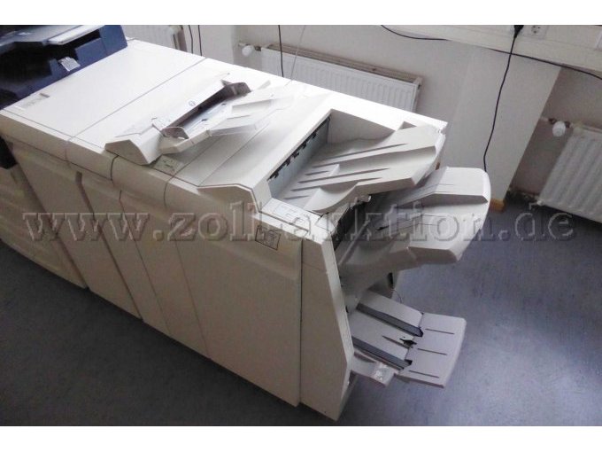 Finisher mit Zuschießeinheit und Ausgabefächern.